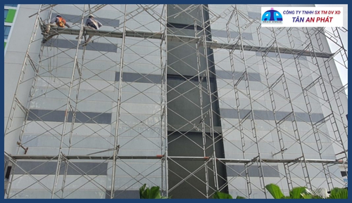 Ảnh hưởng của thời tiết đến thiết bị thi công ngoài trời
